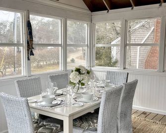 Chatham Beach Cottage + loft Walk to the Beach - Chatham - Dining room