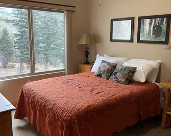 Plan a ski/snowboard trip at our Enchanted Condo 1.5 miles from Taos Ski Valley - Taos Ski Valley - Habitación