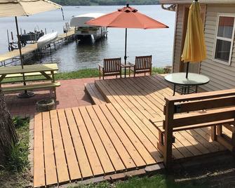Great fishing. Large one bedroom, two baths, Beautiful view of lake independence - Maple Plain - Patio