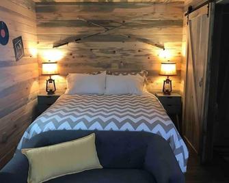 The Red Station by Glacier - Cabin #6 with AC and laundry - Coram - Bedroom
