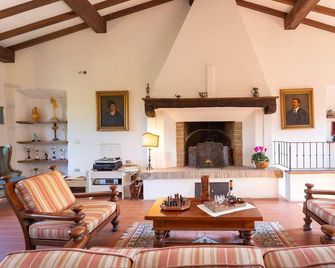 Country House / Farm House in Pontedera with 3 bedrooms sleeps 8 - Pontedera - Huiskamer