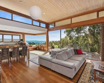 Serenity Beach House is waiting for you (Pet Friendly)\n\n - Crescent Head - Soggiorno