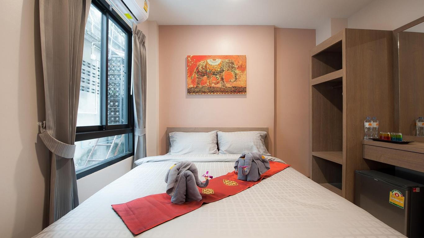 ذا مون نايت هوتل