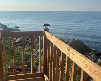 Wake up to the beautiful sunrise on Lake Erie in this tiny lakeside cabin. - Wheatley - Balcony