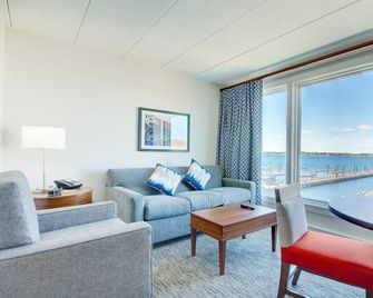 Wyndham Inn on the Harbor ~ One Bedroom Harborfront Suite - Newport - Sala de estar