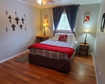 Easy Living! Fantastic central 2br/1ba apartment - West Monroe - Bedroom