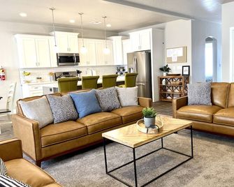 New!! Luxurious Zion Village Rental 6bd/5ba Sleeps 22+, Pool, Lazy River - Hurricane - Obývací pokoj
