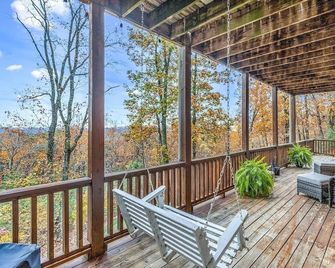 Bohemian Hideaway, Mountain and Valley Views, Pet Friendly - Ringgold - Balkon