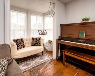 Downtown Historic 4 bedroom, 2 1/2 bath, 1/3 acre - Tunkhannock - Living room