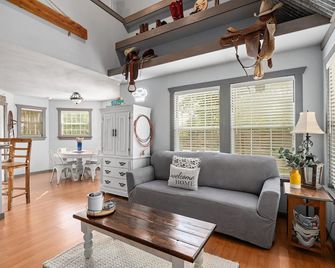 Circle D Guesthouse - Fredericksburg - Sala de estar