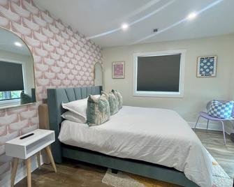 Eccentric Privy-Sleeps6. 2nd floor & outdoor deck - Pikeville - Bedroom