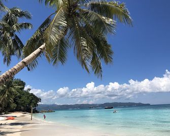 Microtel by Wyndham Boracay - Boracay - Strand