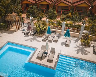 أوتل بامبو آند سبا - ليه تروا-إيليتس - حوض السباحة