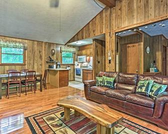 Home in Big Bass Lake Community: Fire Pit & Grill! - Gouldsboro - Living room