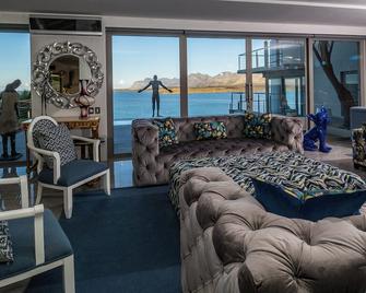 Charming 4-bedroom villa with WiFi, AC in serene Hermanus - Hermanus - Living room