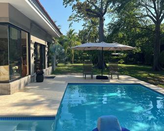 Beautiful Spacious 5-bedroom home ready for vacation! - Acajutla - Piscina