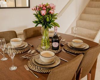 Well presented 2 bedroom Chester cottage with great river views - Chester - Dining room