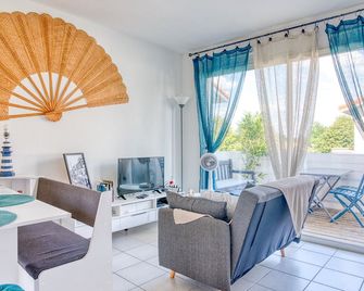 Charming 1br Apt With Terrace, Parking & Wifi - Quiet Area - Biscarosse - Wohnzimmer