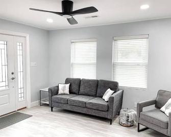 Enjoy Sunsets at Luxury Modern 2BR near Beach - Atlantic City - Sala de estar