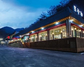 Sunchang Gangcheonsan Camping Resort - Sunchang - Building