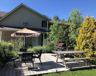 Adventure The Bruce Inn - Recently Renovated With Outdoor Hot Tub - Tobermory - Patio