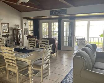 Centrally Located Serene Lake Home on Beautiful lakebr with private dock - Avon Park - Dining room