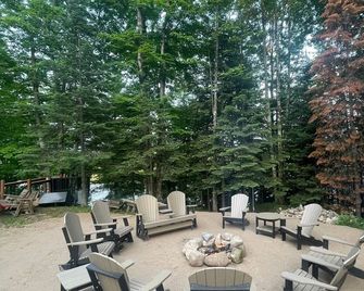 Flambeau River Gem | Tiny Home w/Sauna - Park Falls - Patio