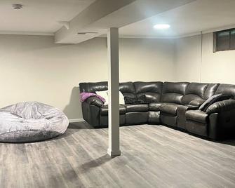 Newly Remodeled! 3Bed/2Bath house w/bonus adult bunk beds! Close to KSU stadium! - Manhattan - Pokój dzienny