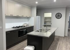 Stonehaven, Perfect Holiday Accommodation For Families. Close To Gv Hospital - Shepparton - Kitchen