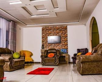 The Olympus Zim with 5 beds baths and pool - Bulawayo - Living room