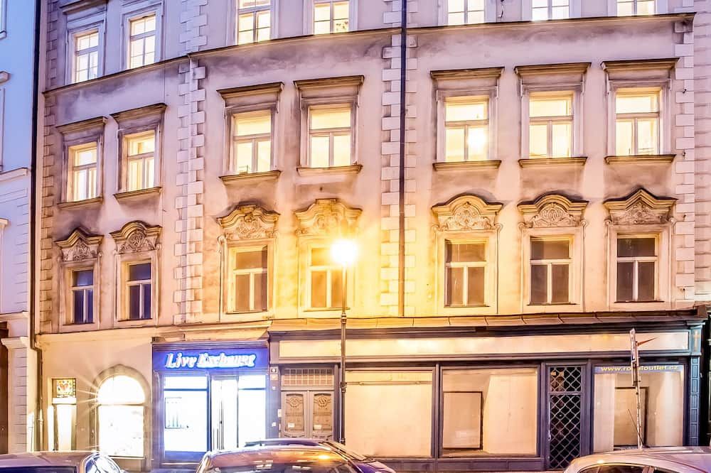 أهوي! هوستل