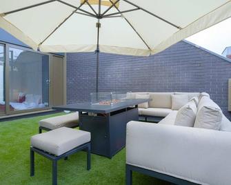 Walk to Canal St. | 4BR Townhome w/ Roof Top - Manchester