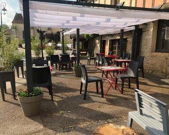 Auberge du Renard'eau - Bèze - Innenhof