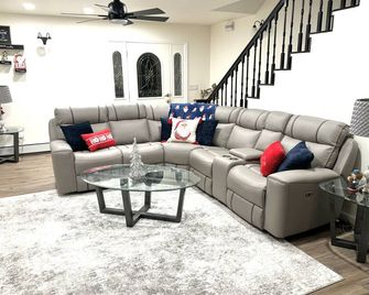 Family friendly, centrally located home with a pool! - Wasilla - Living room