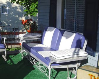 Relax & Revisit your Yesterdays with a Retro Staycation! - Belle Vernon - Patio