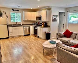 Creek Side Stay 2 miles from downtown and hiking - Prescott - Kitchen