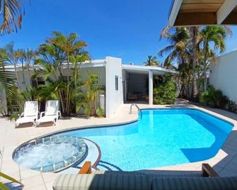 Palm Beach Vacation Villa - Noord - Piscina