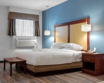 Premier Inn & Suites - Downtown Hamilton - Hamilton - Phòng ngủ