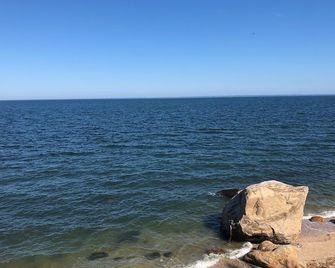 The Cottage at Sunset Bluff - Greenport