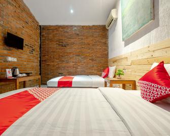 OYO 2380 Alea Guesthouse - Borobudur - Slaapkamer
