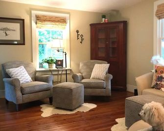 Modern Farmhouse Near Vmi, W&L, Svu & Va Horse Ctr - Lexington - Living room