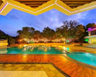 Palette - Pluz Resort - Silvassa - Piscine