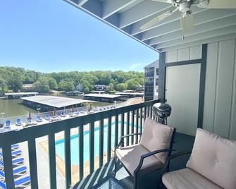 Completely updated/Lakefront & Poolside/Walk-in Level 1 Bd/1 Bth Condo with WIFI - Osage Beach - Balcony