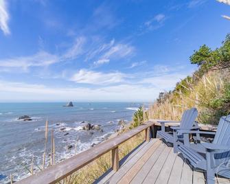 Charming suite with ocean & beach views, upscale furnishings & grill - near town - Trinidad - Balcón