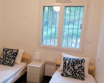 Charming little quiet farmhouse just 20 minutes from Lac du Salagou - Saint-Étienne-de-Gourgas - Habitación