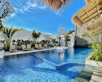 كاييارا جيمباران بالي - South Kuta - حوض السباحة