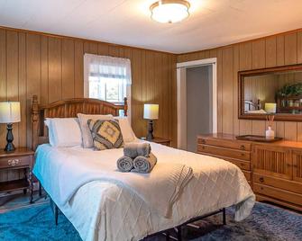 5 mins to Belleayre Ski! Relax in Hot tub and turn on massage jets! Pets free! - Pine Hill - Bedroom