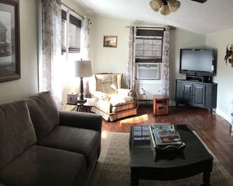 Mayhew Farms Cottage - Breathtaking Mt. Views Overlooking Pond & Horses - Bedford - Living room