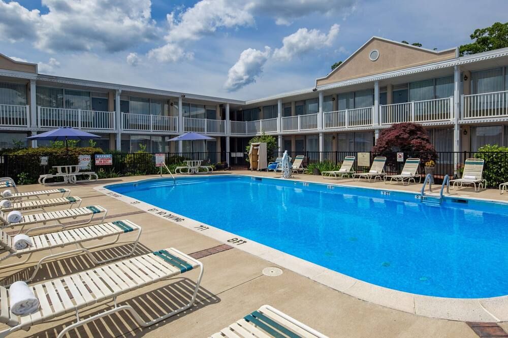 Pool view of Best Western Fredericksburg