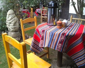 hab. con vista jardin y montañas - הואראז - פטיו